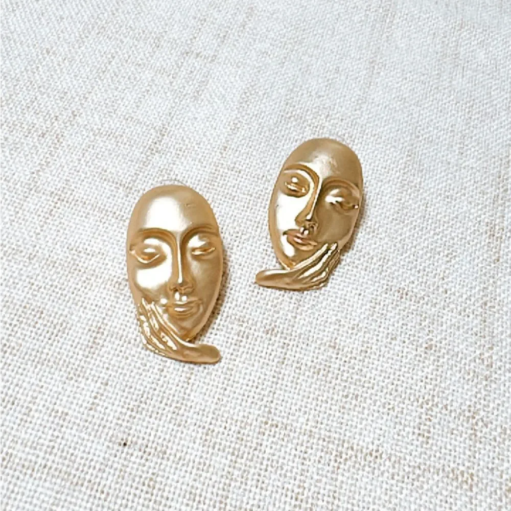 Vintage figure stud earrings N570